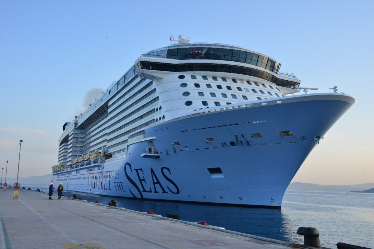 Türkiye'ye gelen en büyük gemi Kuşadası’na ikinci seferini gerçekleştirdi