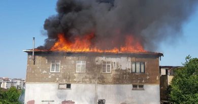 Ümraniye’de 2 katlı binanın çatısı alevlere teslim oldu