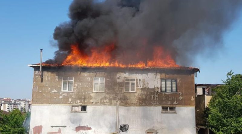 Ümraniye’de 2 katlı binanın çatısı alevlere teslim oldu