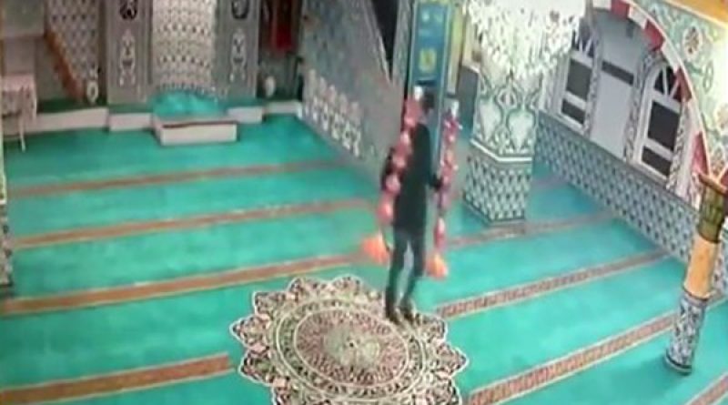 Ümraniye'de camiden şamdan çalan hırsız yakalandı