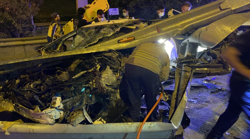 Ümraniye’de feci kaza: Bariyerlere ok gibi saplandı