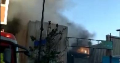 Ümraniye'de hurdalık deposu alev alev yandı