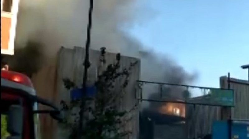 Ümraniye'de hurdalık deposu alev alev yandı