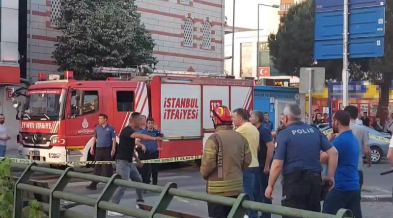 Ümraniye’de korku dolu anlar: Önüne gelene bıçak çekip intihara kalkıştı