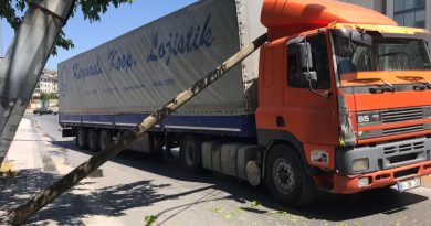 Ümraniye'de tır, elektrik direklerini ve bir ağacı devirdi