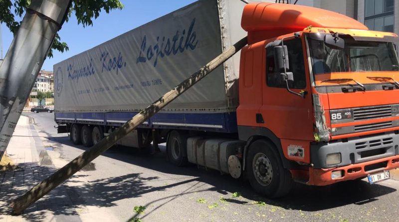 Ümraniye'de tır, elektrik direklerini ve bir ağacı devirdi