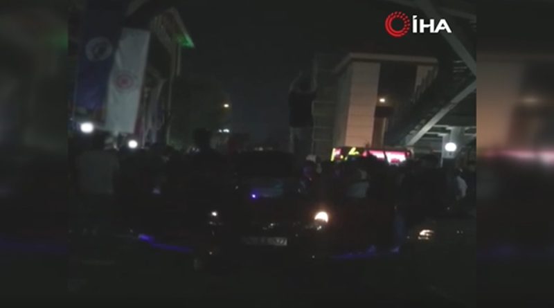 Üniversite öğrencileri yolu kapatıp eğlence yaptılar