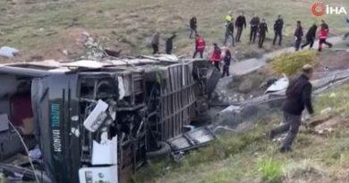 Üniversite öğrencilerini taşıyan otobüs devrildi: 2 kişi öldü, 42 yaralı