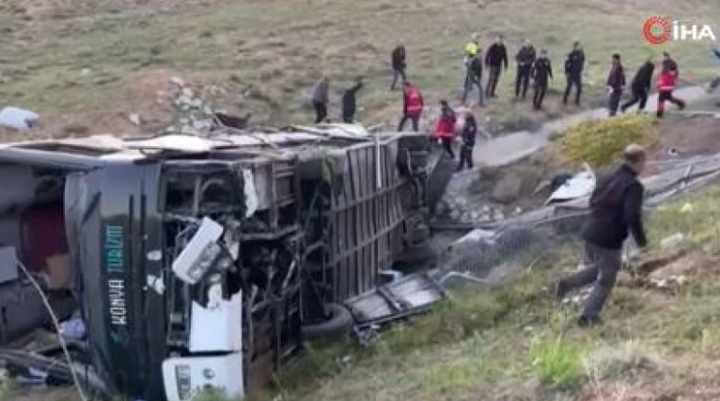 Üniversite öğrencilerini taşıyan otobüs devrildi: 2 kişi öldü, 42 yaralı