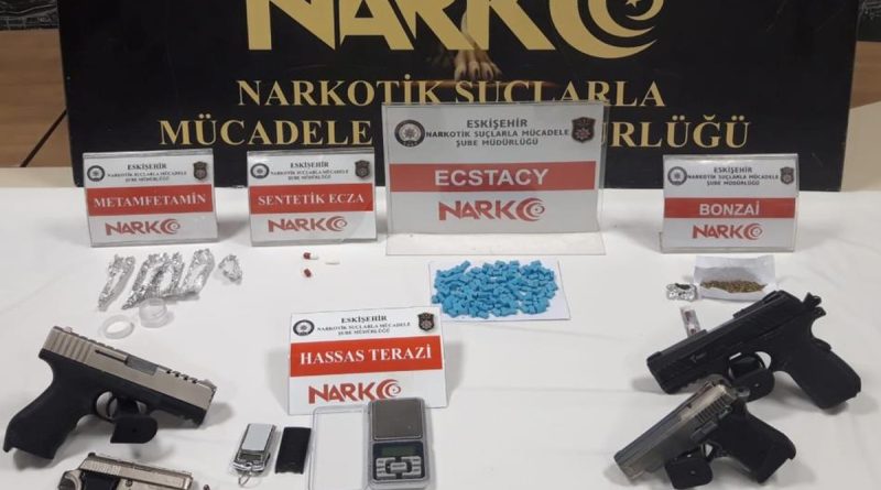 Uyuşturucu operasyonunda çok sayıda hap ve madde ele geçirildi