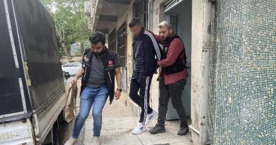 Uyuşturucu tacirlerine yönelik eş zamanlı operasyon: Polisin geldiğini gören torbacı, uyuşturucu dolu poşeti camdan attı