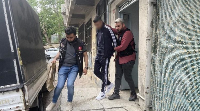 Uyuşturucu tacirlerine yönelik eş zamanlı operasyon: Polisin geldiğini gören torbacı, uyuşturucu dolu poşeti camdan attı
