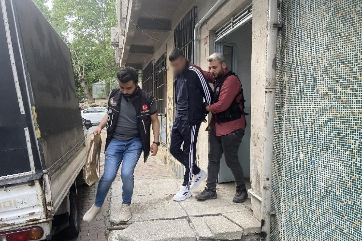 Uyuşturucu tacirlerine yönelik eş zamanlı operasyon: Polisin geldiğini gören torbacı, uyuşturucu dolu poşeti camdan attı