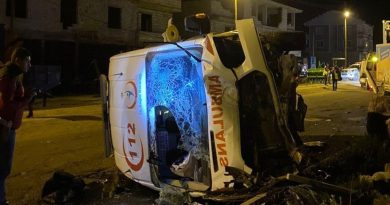 Vakaya giden ambulans kaza yaptı: 3 yaralı