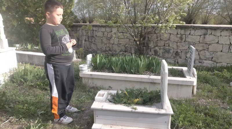 Vefat eden yakınları için bir araya gelip dua ettiler