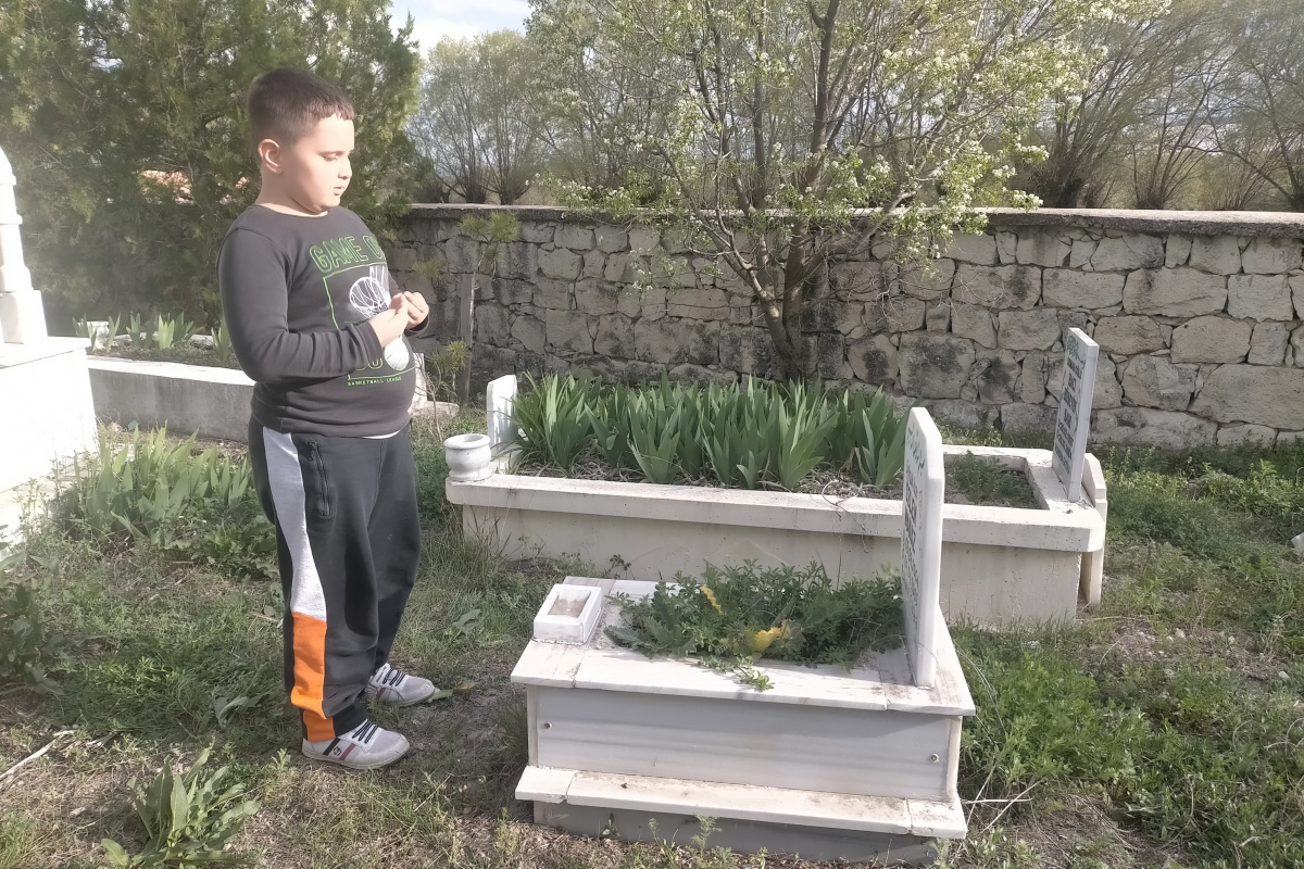 Vefat eden yakınları için bir araya gelip dua ettiler