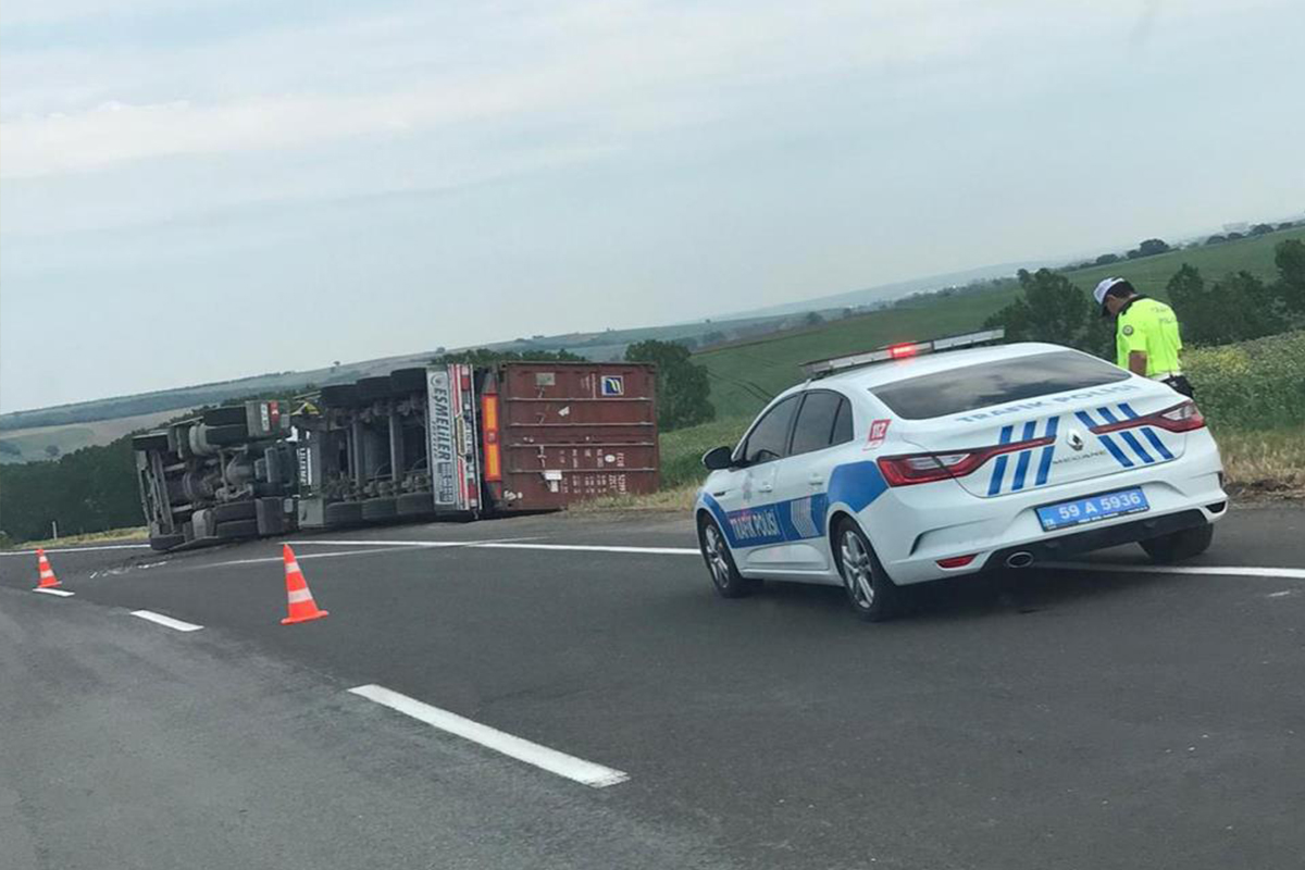 Virajı alamayan tır devrildi