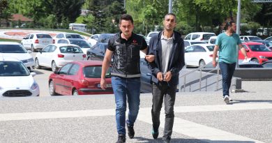 Vücuduna sardığı 940 gram esrarla otobüste yakalandı