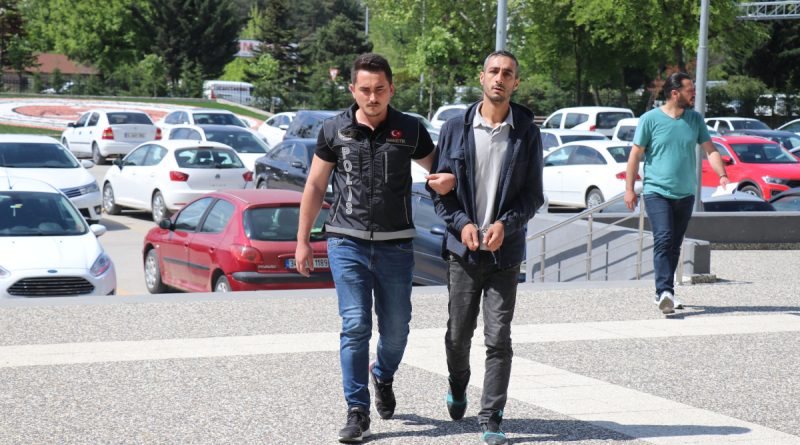 Vücuduna sardığı 940 gram esrarla otobüste yakalandı