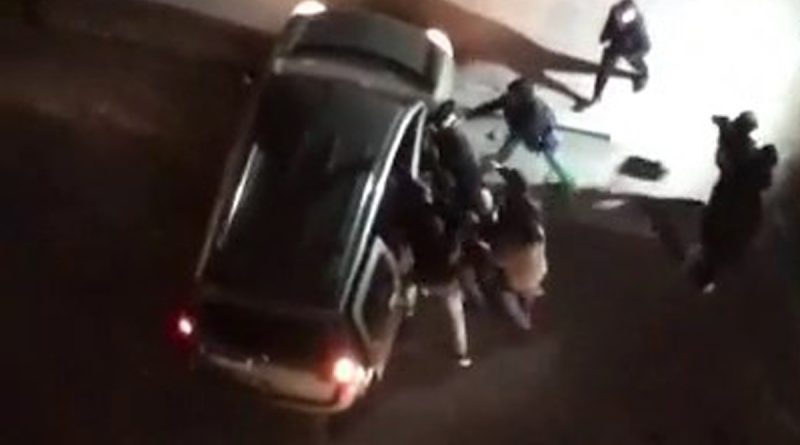 ‘Yabancılar park edemez’ uyarısına aldırmadı, tekme ve yumrukların hedefi oldu