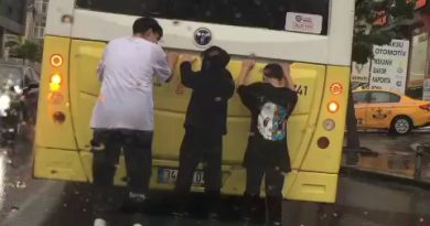 Yağmurda çocukların tehlikeli yolculuğu kamerada