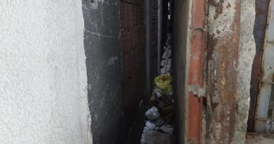 Yakalanınca kaçmak isteyen hırsız iki bina arasındaki boşluğa düştü