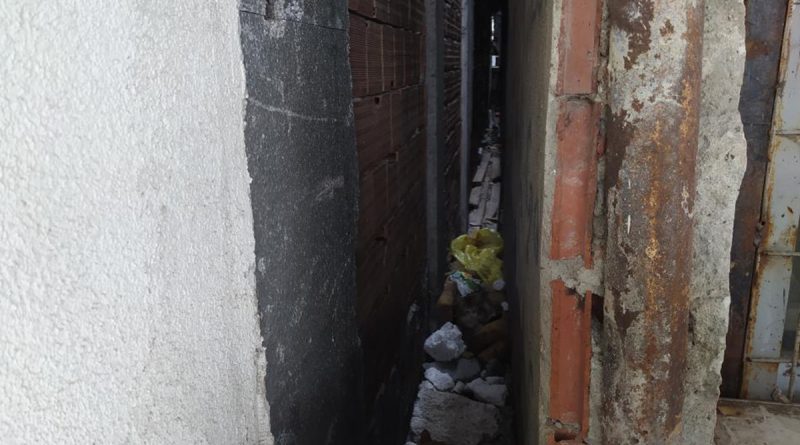 Yakalanınca kaçmak isteyen hırsız iki bina arasındaki boşluğa düştü