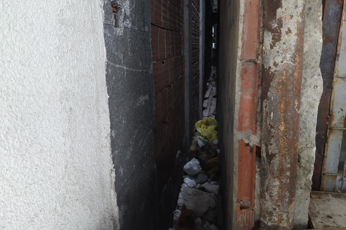 Yakalanınca kaçmak isteyen hırsız iki bina arasındaki boşluğa düştü