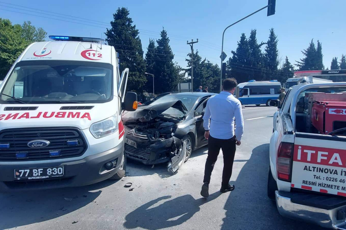Yalova’da hasta taşıyan ambulans ile otomobil çarpıştı