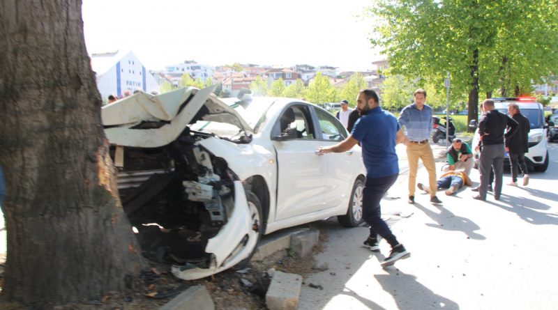 Yalova’da kontrolden çıkan otomobil ağaca çarptı: 3 yaralı