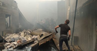 Yanan fabrikadaki çökmede 1 itfaiyeci enkaz altında kaldı