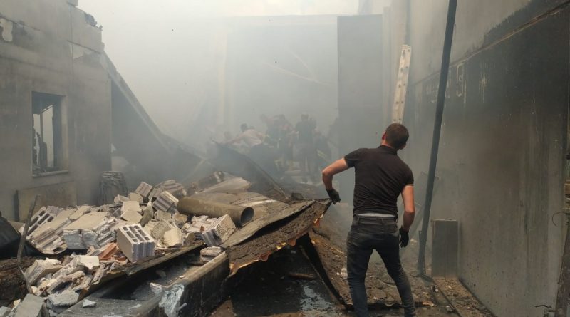 Yanan fabrikadaki çökmede 1 itfaiyeci enkaz altında kaldı