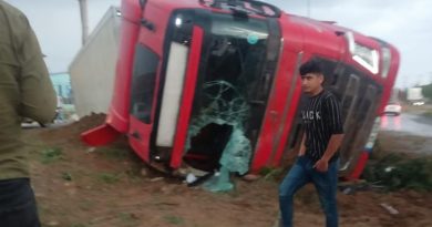 Yangın tüpü ile tırın camını kırıp sıkışan sürücüyü çıkardılar