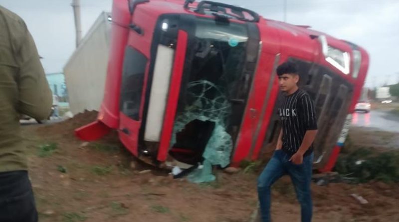 Yangın tüpü ile tırın camını kırıp sıkışan sürücüyü çıkardılar