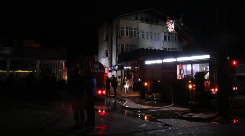 Yangını haberleştirmek isteyen basın mensuplarını engellemeye çalıştı