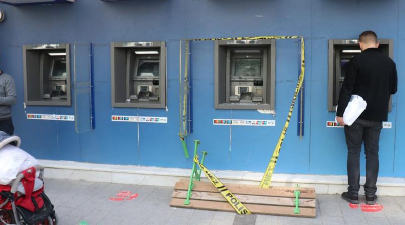 Yanında taşıdığı bankla ATM'yi parçaladı