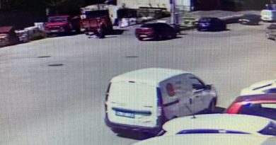 Yaşlı kadının kamyonetin altında kaldığı anlar kamerada