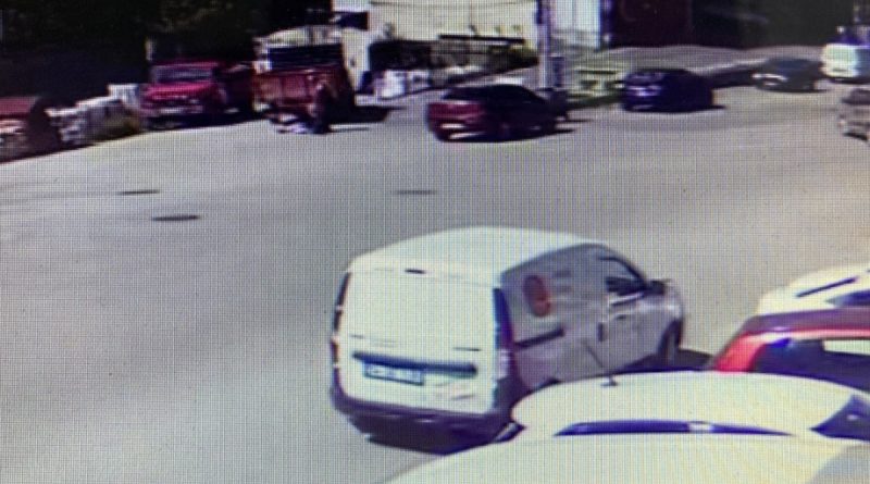 Yaşlı kadının kamyonetin altında kaldığı anlar kamerada