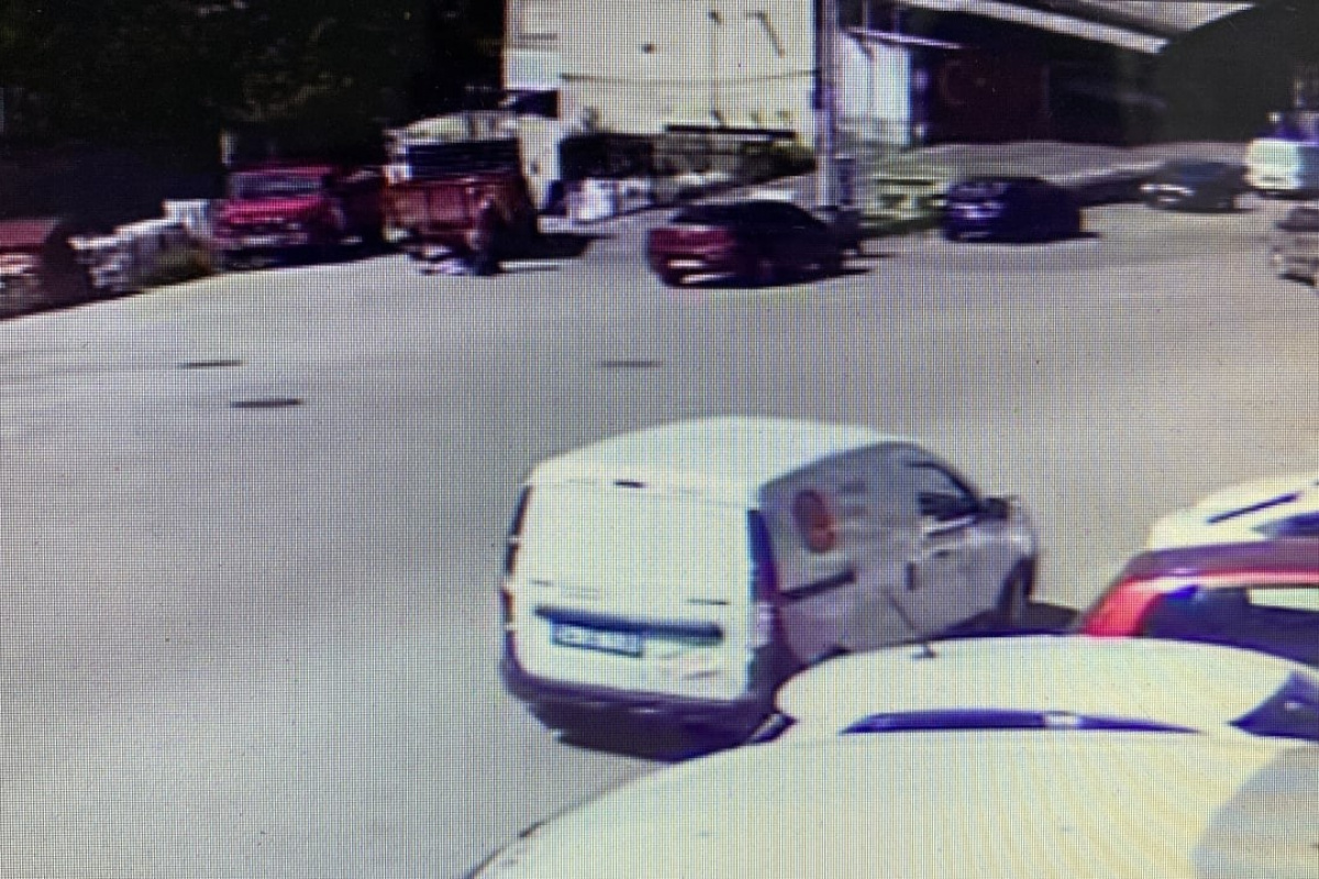 Yaşlı kadının kamyonetin altında kaldığı anlar kamerada