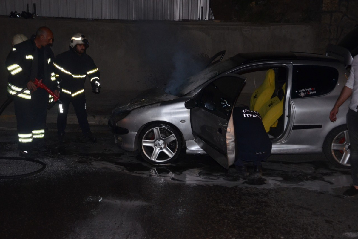 Yeni aldığı otomobili seyir halindeyken yandı