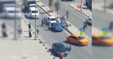 Yol verme tartışması kavgaya dönüştü, tekme ve yumrukla havada uçuştu