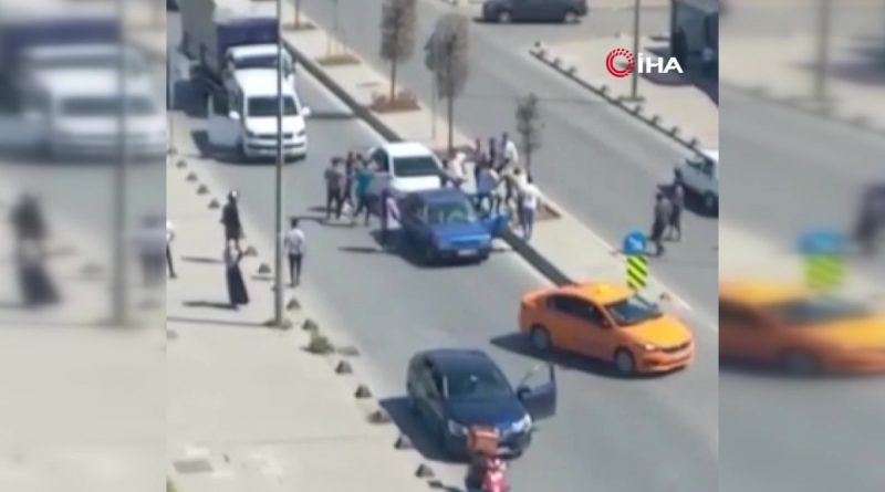 Yol verme tartışması kavgaya dönüştü, tekme ve yumrukla havada uçuştu