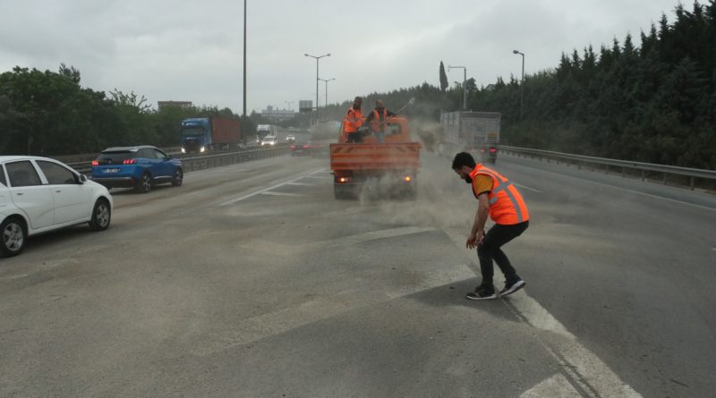 Yola dökülen mazot, kilometrelerce araç kuyruğu oluşturdu
