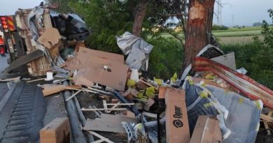 Yolcu otobüsü tıra arkadan çarptı: 2 yaralı