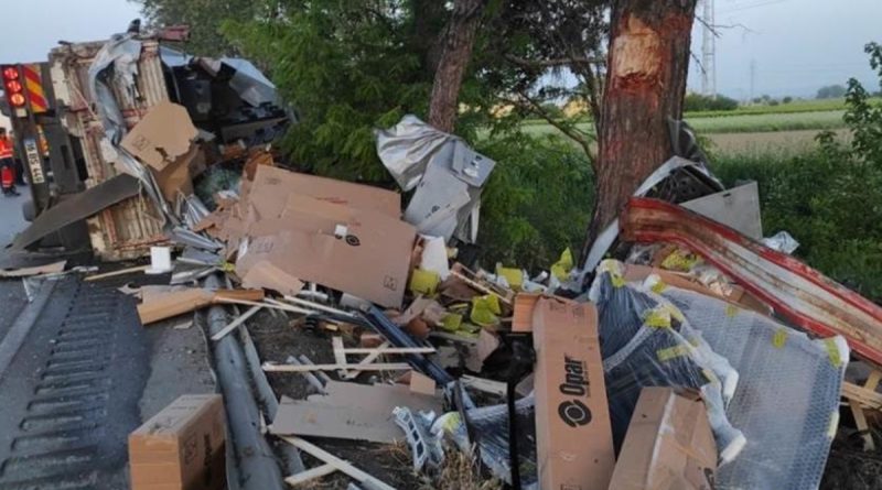 Yolcu otobüsü tıra arkadan çarptı: 2 yaralı