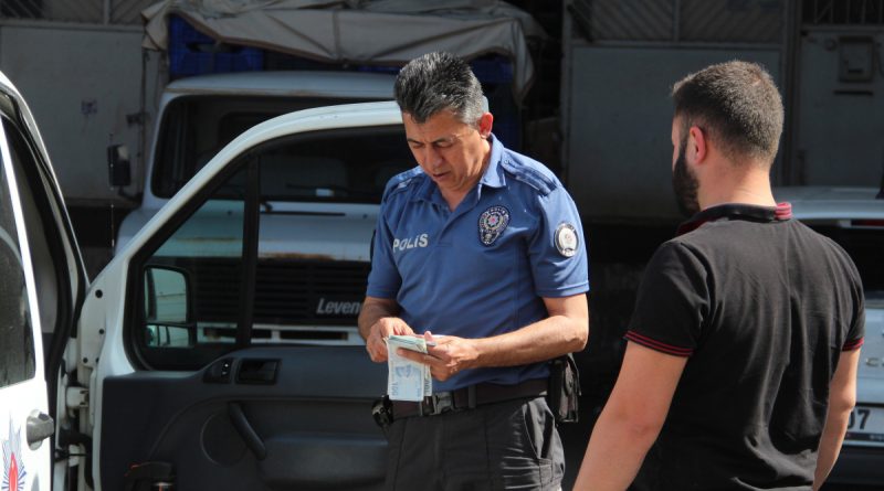 Yolda bulduğu 700 TL'yi polise teslim etti