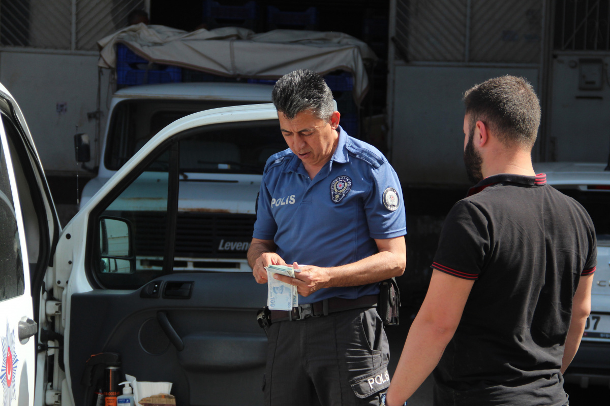 Yolda bulduğu 700 TL'yi polise teslim etti