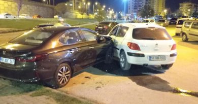 Yoldan çıkıp park halindeki araca çarptı, kazaya neden olan diğer araç olay yerinden kaçtı