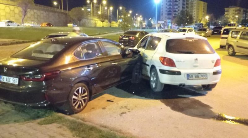 Yoldan çıkıp park halindeki araca çarptı, kazaya neden olan diğer araç olay yerinden kaçtı