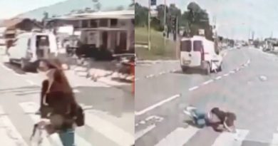 Yolun karşısına geçmeye çalışırken araç çarptı, yerden kalkıp yoluna devam etti